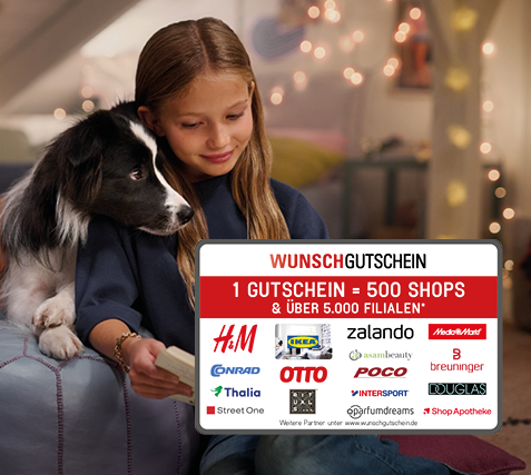 Ein Mädchen kuschelt mit ihrem Hund, davor ist der Wunschgutschein abgebildet.